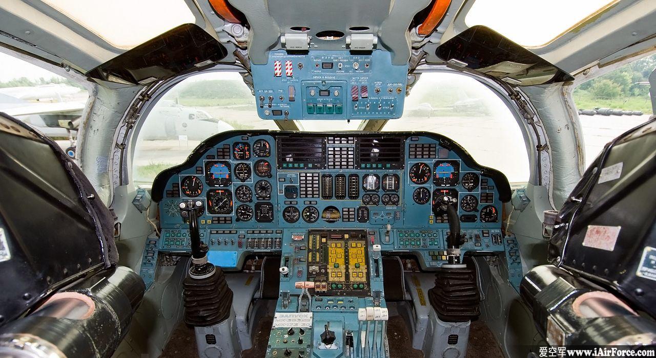 图-160(Tu-160)轰炸机 驾驶室仪表板