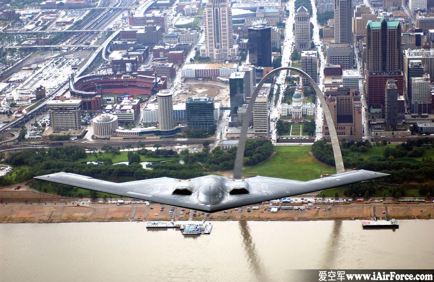 B-2 隐形轰炸机 城市上空飞行