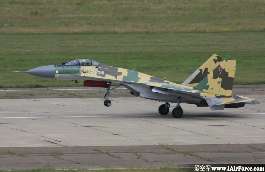 Su-35 起飞抬前轮