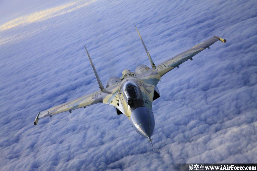  Su-35 云中飞行