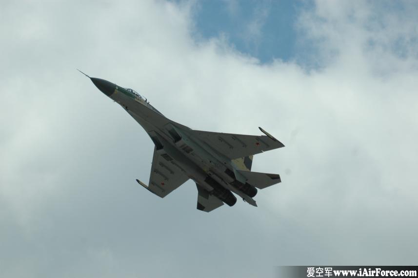  Su-35 仰拍空中飞行