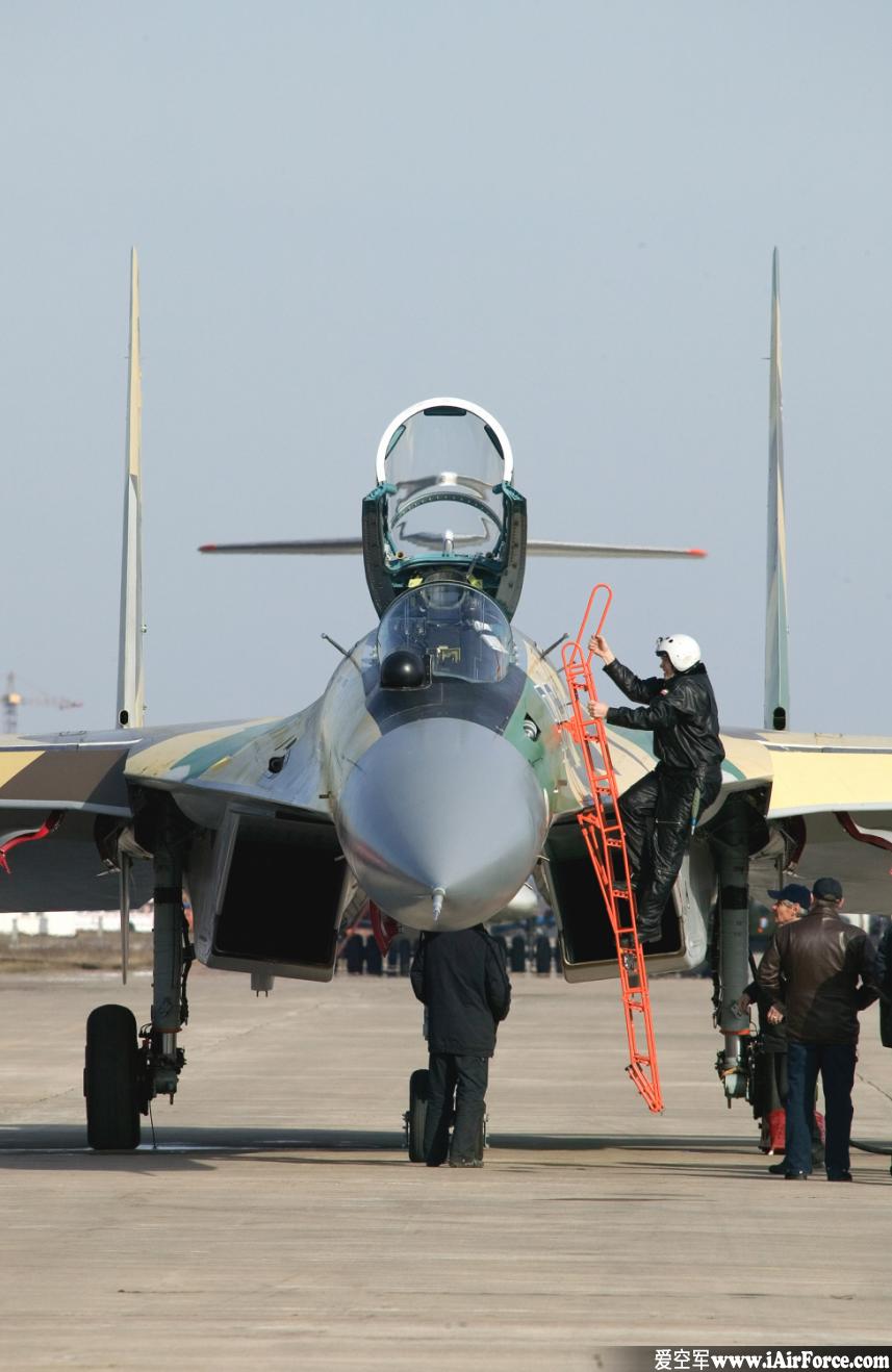 Su-35 地面飞行员上飞机