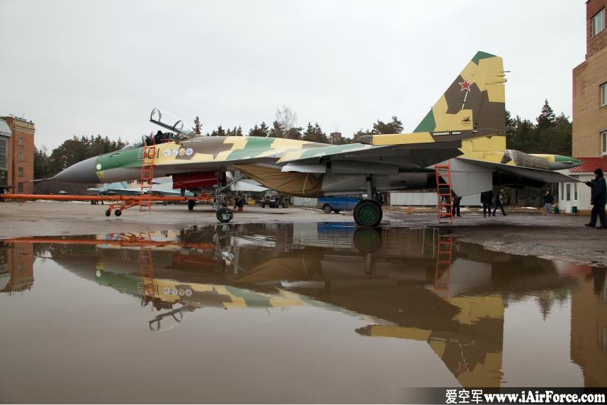 Su-35 地面水中倒影