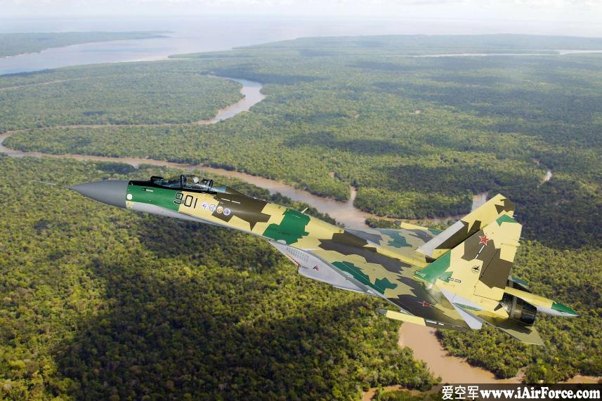 Su-35 低空飞行穿越河流