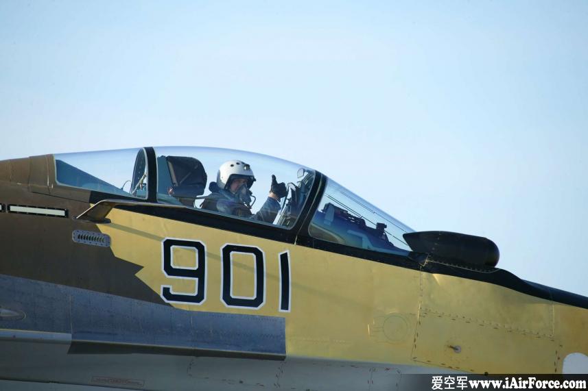 Su-35 飞行员准备起飞