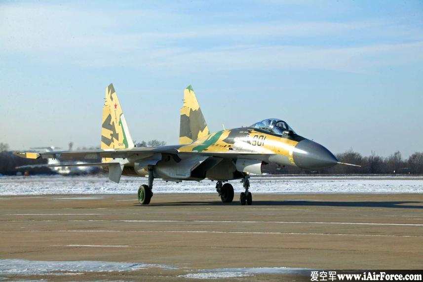 Su-35 机场地面滑行