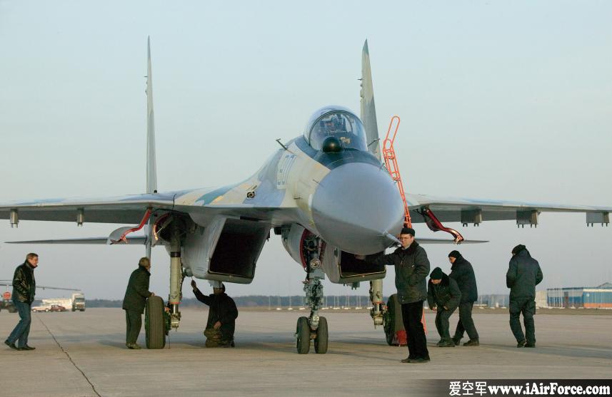 Su-35 机场地面维护