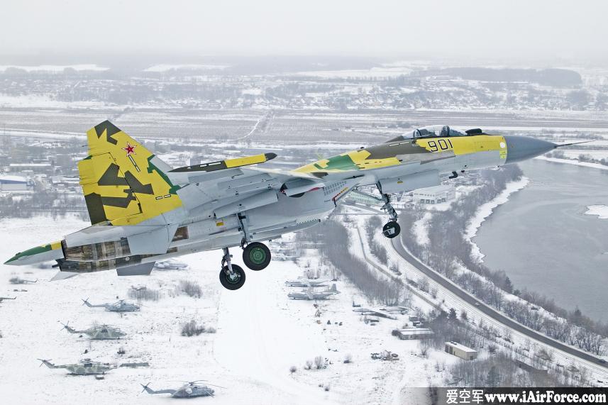 Su-35 低空穿越机场