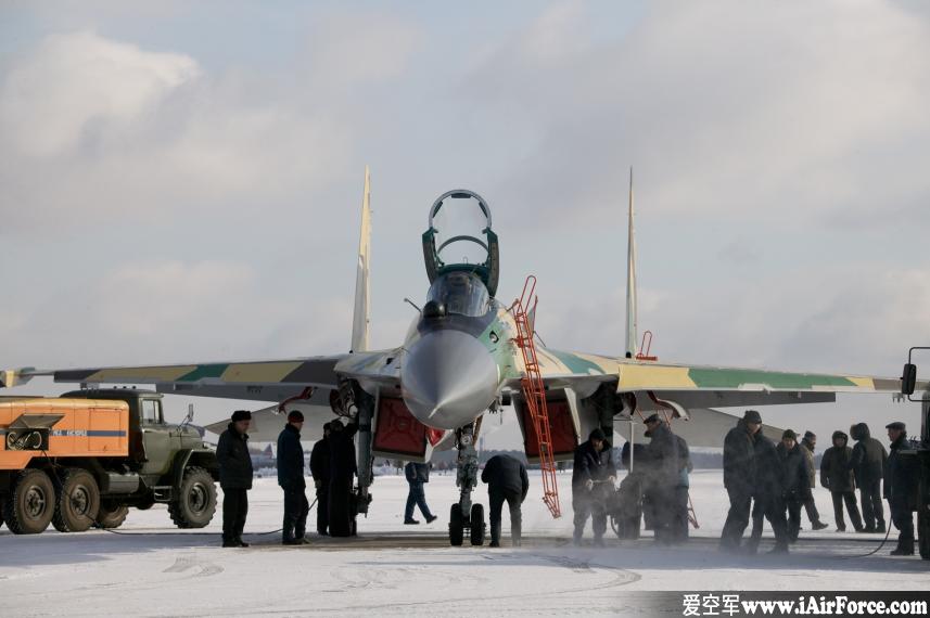 苏-35 起飞前机务准备 Su-35