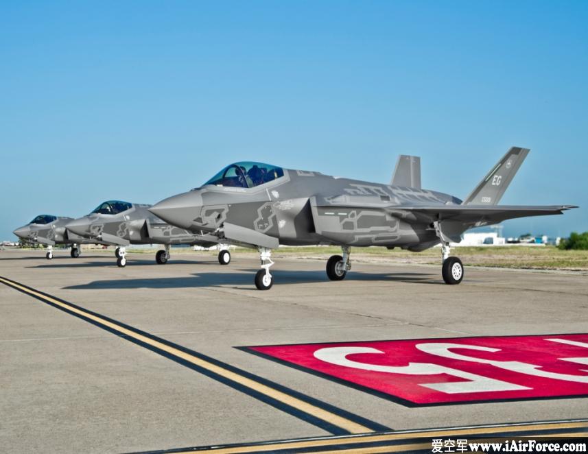 F-35A 三机机场停放