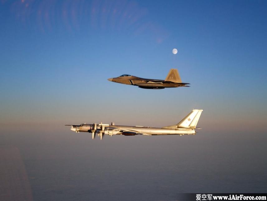 F-22 与 图-95 监视飞行