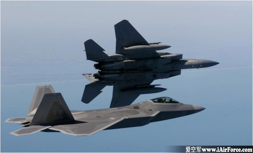 F-22 与 F-15 伴随飞行图片