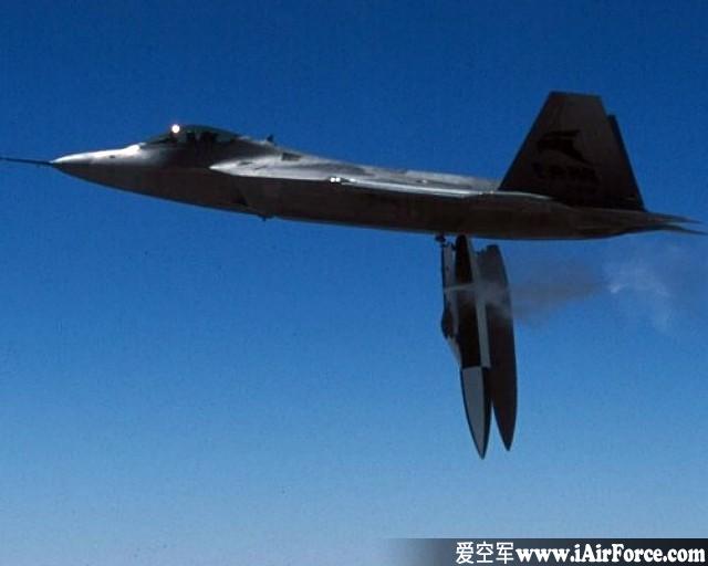 F-22 抛弃副油箱 图片