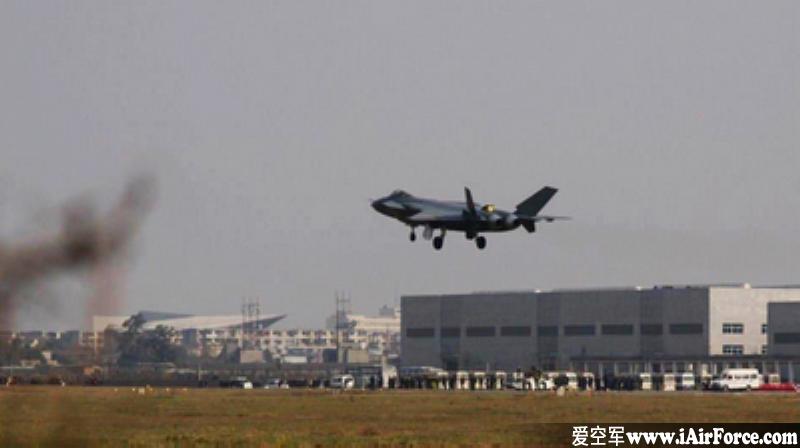 歼-20 低空飞行 (J-20)