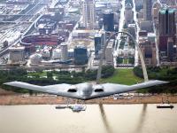 B-2 隐形轰炸机 城市上空飞行