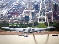 B-2 隐形轰炸机 城市上空飞行