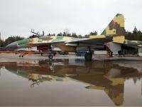 Su-35 地面水中倒影