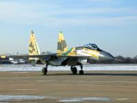 Su-35 机场地面滑行