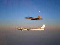 F-22 与 图-95 监视飞行