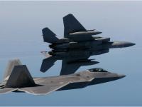 F-22 与 F-15 伴随飞行图片